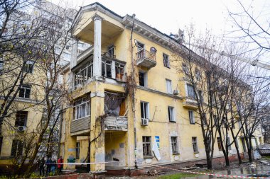 Dnipro, Ukrayna 17 Kasım 2022: Füze saldırısı sonucu bir konut binasının ön cephesi hasar gördü