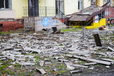 Dnipro, Ukrayna 17 Kasım 2022: Çatı parçaları yere saçıldı. Roket patlaması sonucu bina hasar gördü..