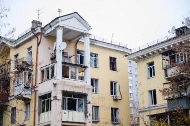 Dnipro, Ukrayna 17 Kasım 2022: Füze saldırısı sonucu bir konut binasının ön cephesi hasar gördü