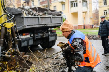 Dnipro, Ukrayna 17 Kasım 2022: Füze saldırısının sonuçlarını ortadan kaldırmak. İşçiler devrilen ağaçları temizler..