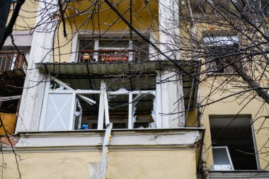 Dnipro, Ukrayna 17 Kasım 2022: Şehre yapılan bir füze saldırısı sonrasında bir yerleşim yerinin camları kırıldı.