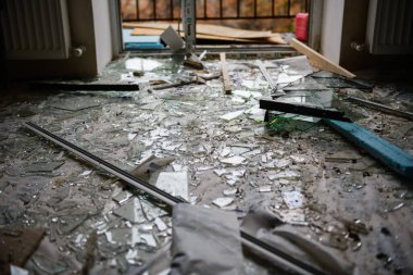 Dnipro, Ukrayna 17 Kasım 2022: Füze saldırısı sonucu dairede kırık cam parçaları.