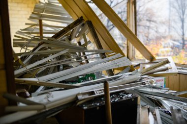 Dnipro, Ukrayna 17 Kasım 2022: Şehre yapılan füze saldırısından sonra oda şok dalgası ile hasar gördü.