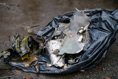 Dnipro, Ukrayna 17 Kasım 2022: Füze parçaları siyah bir çantada. Yakın plan..