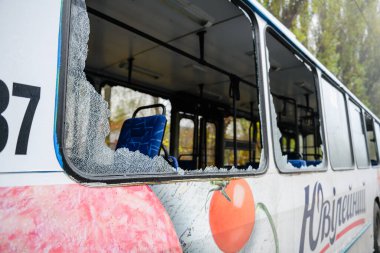 Dnipro, Ukrayna 17 Kasım 2022: Trolleybus füze saldırısından zarar gördü