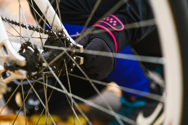 Bisiklet zinciri ve tekerlekler kapalı.