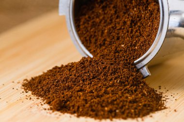 Zemin espresso 'sunun makro dokusunu ahşap masadaki metal tutacağa koy..