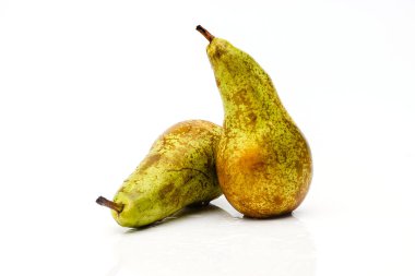 Beyaz arka planda iki taze olgun armut. Yakın plan..