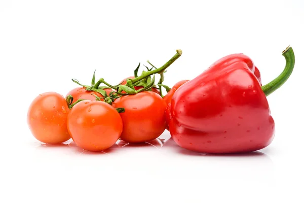 Ein Zweig Reife Tomaten Und Süßer Paprika Auf Weißem Hintergrund — Stockfoto