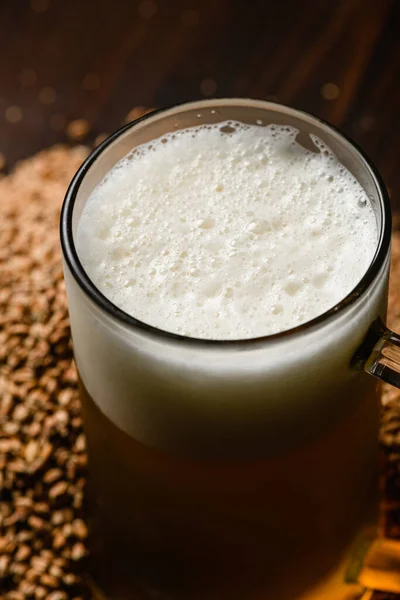 Tazza Birra Con Birra Fresca Schiumosa Sfondo Scuro Bicchiere Mucchio — Foto Stock