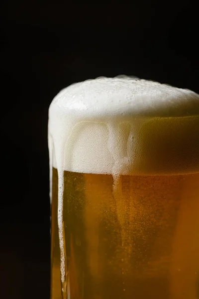 杯子里有泡沫的冷啤酒 深色背景 — 图库照片