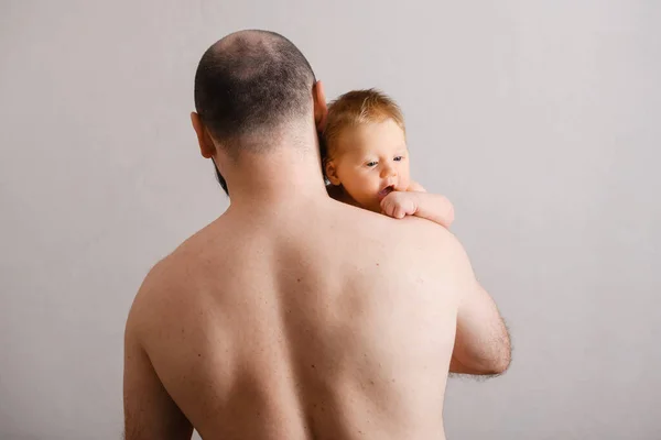 Der Bärtige Vater Hält Ein Kleines Baby Der Hand Während — Stockfoto