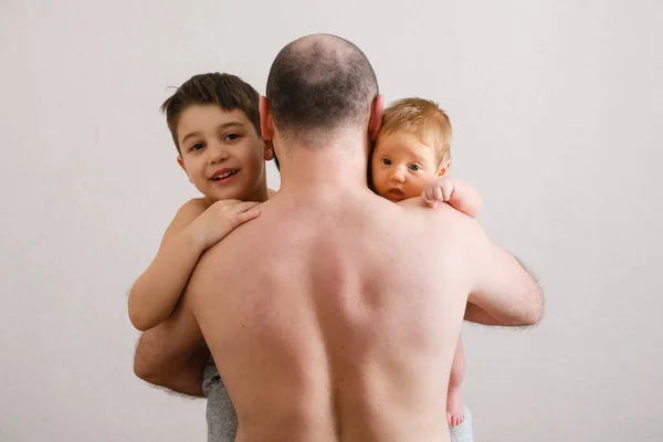 Neugeborenes Baby Und Vater Vater Mit Zwei Kindern Schaut Ihm — Stockfoto