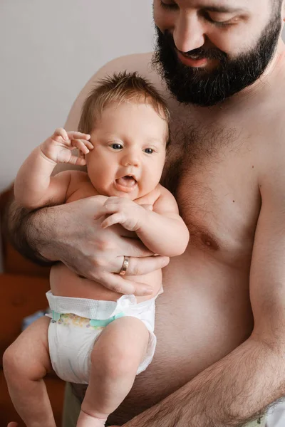 Der Bärtige Vater Hält Ein Winziges Neugeborenes Der Hand Der — Stockfoto