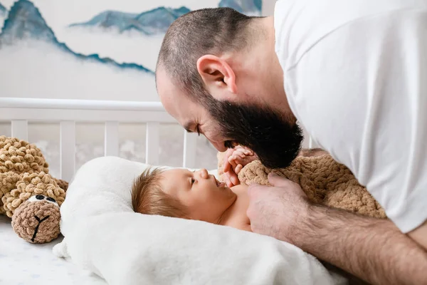 Vater Reibt Sich Nase Mit Neugeborenem Das Hause Kinderbett Liegt — Stockfoto
