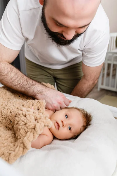 Glücklicher Vater Mit Bartblick Auf Neugeborenes Bett Sorglose Kleine Hände — Stockfoto