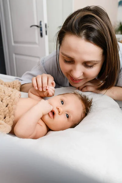 Lächelnde Junge Mutter Hält Händchen Wenn Sie Ein Neugeborenes Gitterbett — Stockfoto