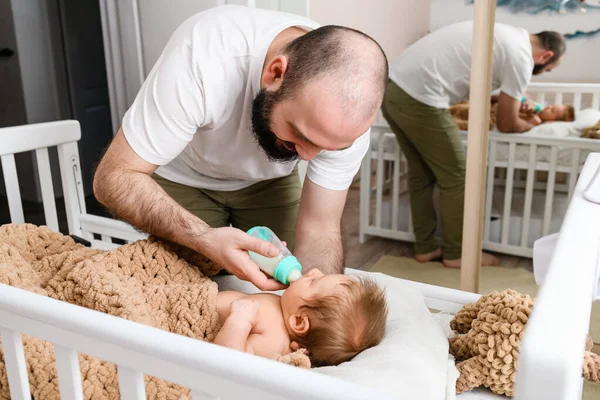 Vater Füttert Neugeborenes Mit Milch Plastikflasche Säuglingsnahrung Legekind Krippe Papa — Stockfoto