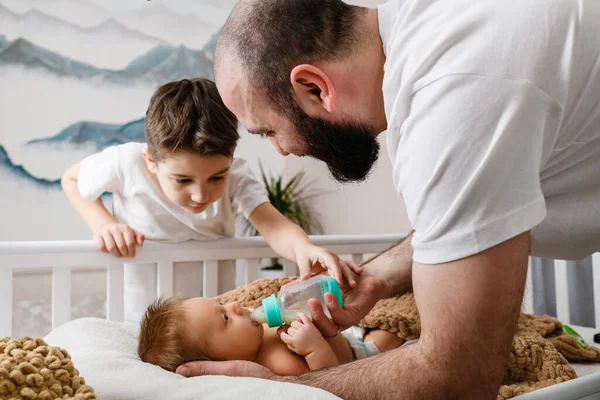 Vater Und Großer Älterer Bruder Füttern Neugeborenes Mit Formel Baby — Stockfoto