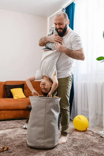 Pai Filho Divertindo Casa Sala Estar Brincar Com Cesta Para — Fotografia de Stock