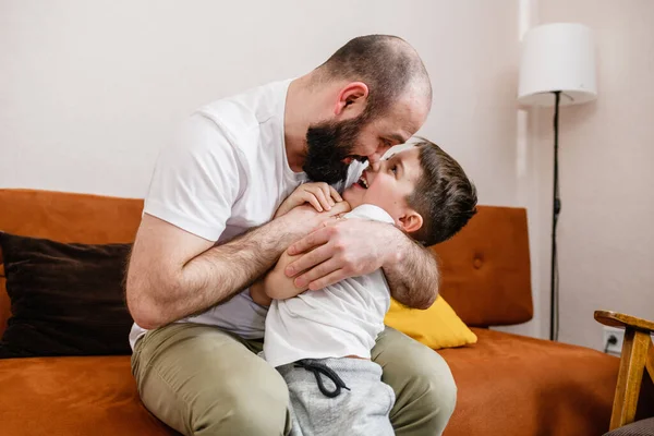 Vater Und Sohn Spielen Gemeinsam Drinnen Sitzen Auf Dem Heimischen — Stockfoto