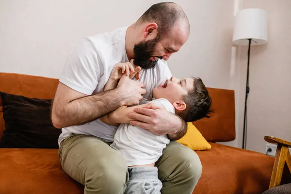 Vater Und Sohn Spielen Gemeinsam Drinnen Sitzen Auf Dem Heimischen — Stockfoto
