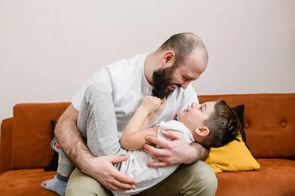 Vater Umarmt Kleinen Jungen Hause Sofa Mit Emotionalem Gesicht Papa — Stockfoto