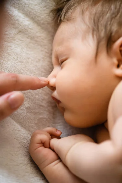 Madre Dedo Toque Bebé Recién Nacido Diminuta Nariz Durmiendo Cama — Foto de Stock