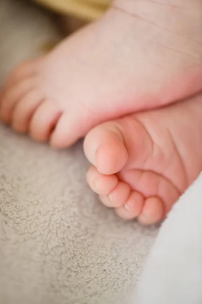 Sweet Tiny Baby Newborn Feet Toes Close Macro Relaxed Bed — Stock Photo, Image
