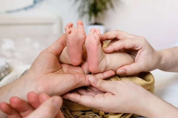 父と母の手を保持赤ちゃん小さな足のつま先 幸せな家族の団結 お母さんとお父さん愛アップでアパートの背景 — ストック写真