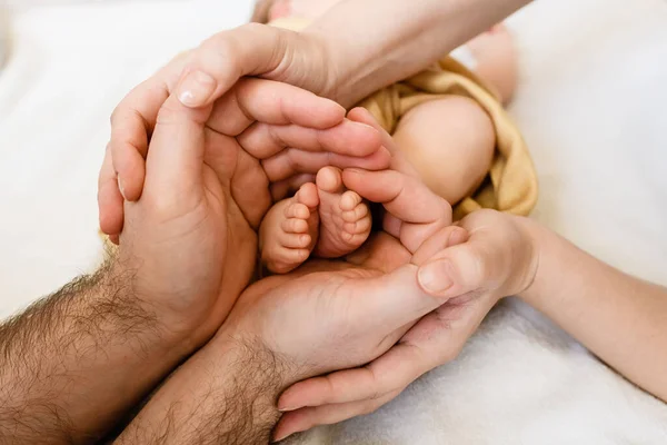 Küçük Bebek Parmakları Ebeveynlerin Ellerinde Aile Sevgisi Birlik Anne Baba — Stok fotoğraf