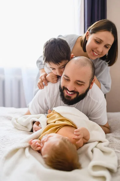 Familia Feliz Cuatro Con Bebé Recién Nacido Casa Cama Madre — Foto de Stock