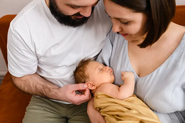 Eltern Halten Neugeborenes Von Oben Glückliche Mutter Und Vater Halten — Stockfoto