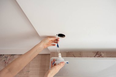 Nokta lambasının kurulumu, el lambayı tavana yerleştirir
