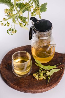 Çay demlenmiş cam çaydanlık ve beyaz arka planda şeffaf bir bardak. Yukarıdan görüntüle.