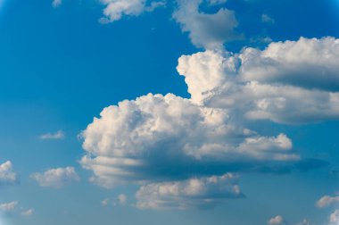 Açık mavi gökyüzü ve beyaz bulutlar. Mavi gökyüzünde kümülüs bulutları. İyi bir yaz mevsimi için açık hava.