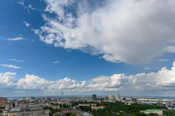 Украина Днепр Красивые Кучевые Облака Голубом Небе Над Городом — стоковое фото