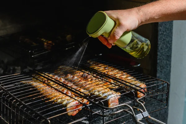 Ryby Pieczone Metalowym Grillu Płomieniu Ognia Ręka Posypuje Się Oliwą — Zdjęcie stockowe