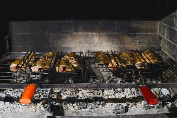 Ryby Pieczone Metalowym Grillu Płomieniu Ognia Gotowanie Grilla — Zdjęcie stockowe