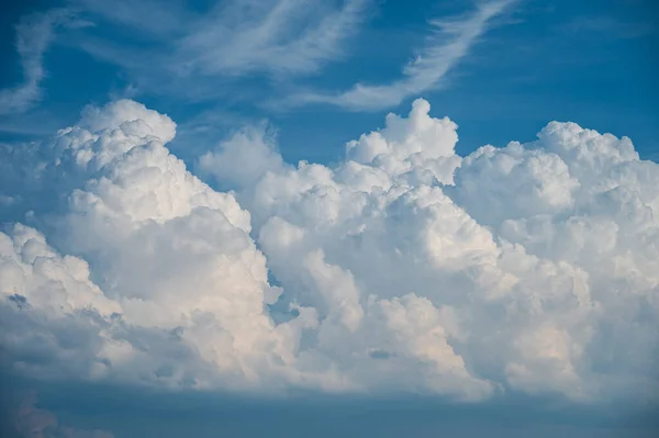 Langit Yang Indah Latar Belakang Dengan Cumulus Dan Awan Cirrus — Stok Foto