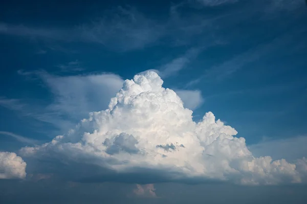Uma Enorme Nuvem Fofa Forma Uma Montanha Céu Azul Céu Imagens De Bancos De Imagens