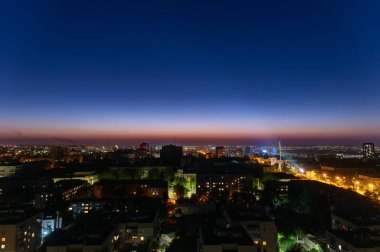 Gece şehrinin yukarıdan görünüşü. Dnipro şehri, Ukrayna.