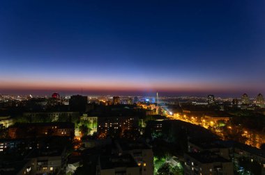 Gece şehrinin yukarıdan görünüşü. Dnipro şehri, Ukrayna.