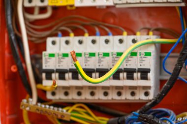 Elektrik panelinin arka planında çıplak elektrik kablosu var. Yakın plan..