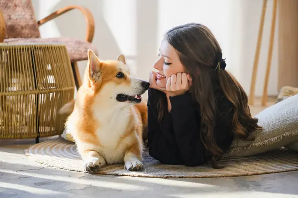 Ein Mädchen Teenageralter Liegt Mit Ihrem Corgi Hund Auf Dem — Stockfoto