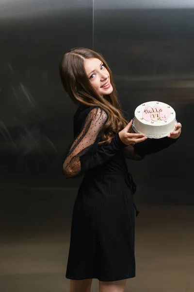 Adolescentă Într Rochie Neagră Ține Tort Ziua Naștere Inscripția Hello Fotografie de stoc