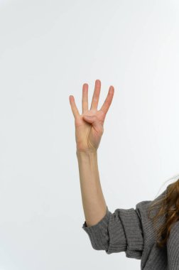 Dört numaralı parmaklarıyla işaret ediyor. Kapat, beyaz arkaplanda izole.