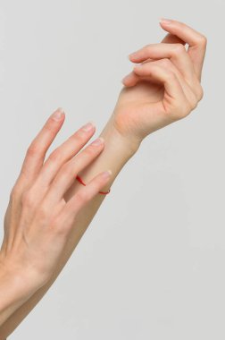 Beyaz arka planda rafine edilmiş kadın elleri. Dokunaklı kadın elleri.