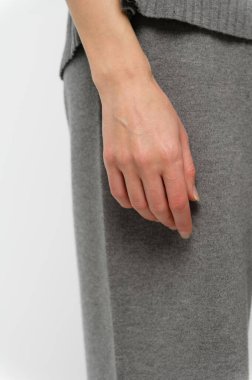 Beyaz arka planda rafine edilmiş kadın eli. Yakın plan..