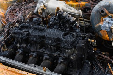 Bir arabanın yanmış motor kompartımanının yakın çekimi. Yukarıdan görüntüle.